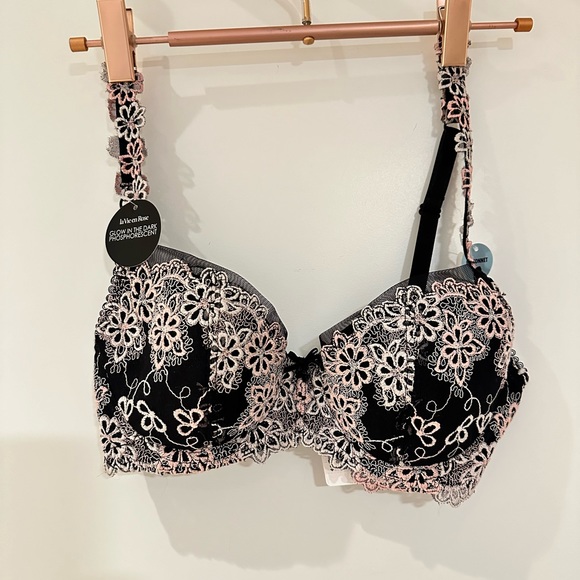 La Vie en Rose. Bra and garter set. NWT. - Picture 1 of 6